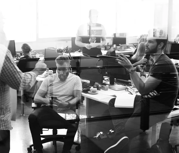 Crerative ofiste çalışan insanlar