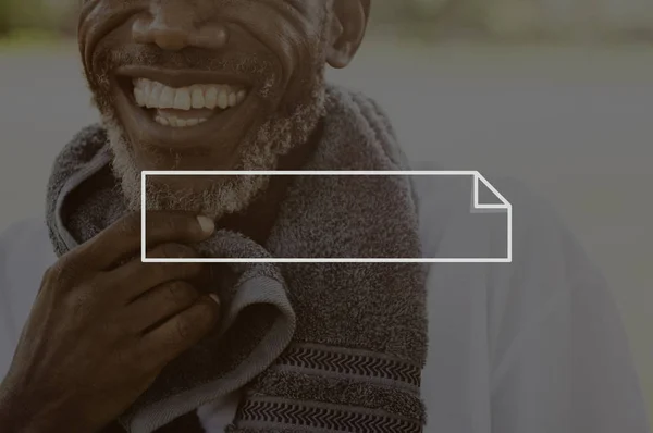 Sorrindo homem sênior preto com barba — Fotografia de Stock