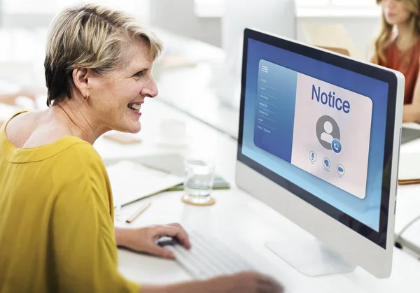 Woman using computer in office — Stock Photo, Image