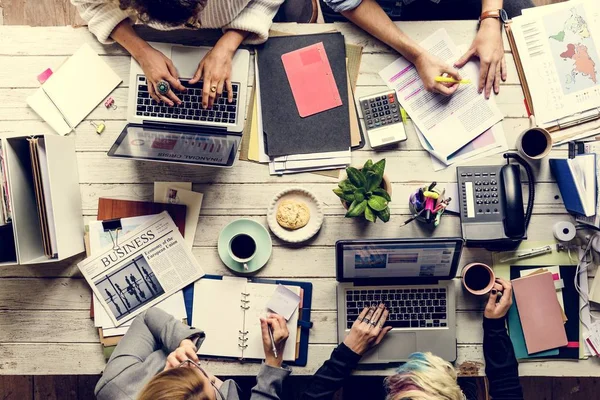 Equipe de negócios que trabalha no espaço de trabalho — Fotografia de Stock