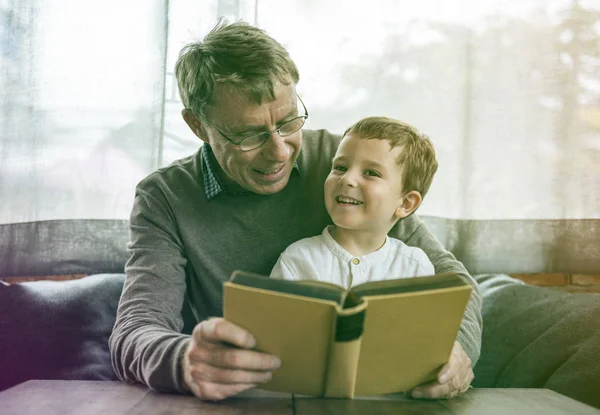 Abuelo y nieto leyendo libro —  Fotos de Stock