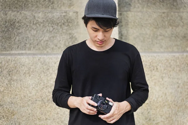 Azjatycki człowiek z aparatu fotograficznego — Zdjęcie stockowe