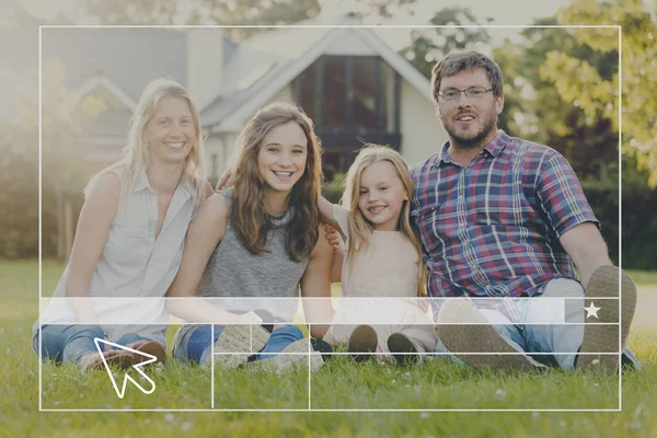 Familie entspannt im Gras — Stockfoto