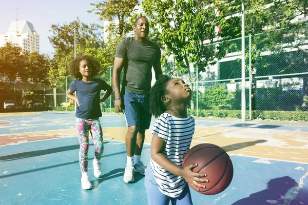 Vader spelen basketbal met dochters — Stockfoto
