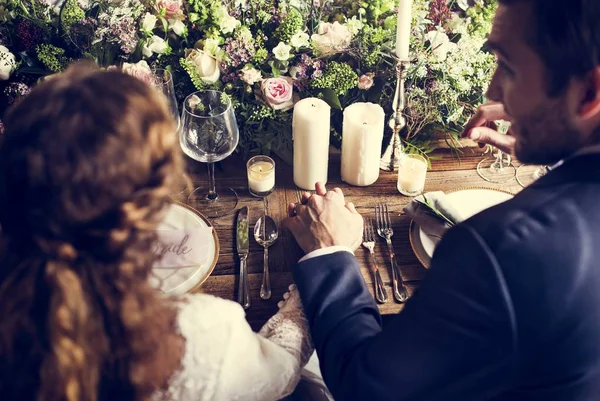 人们在餐桌上庆祝婚礼 — 图库照片