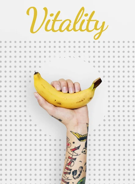 Donna mano che tiene banana — Foto Stock