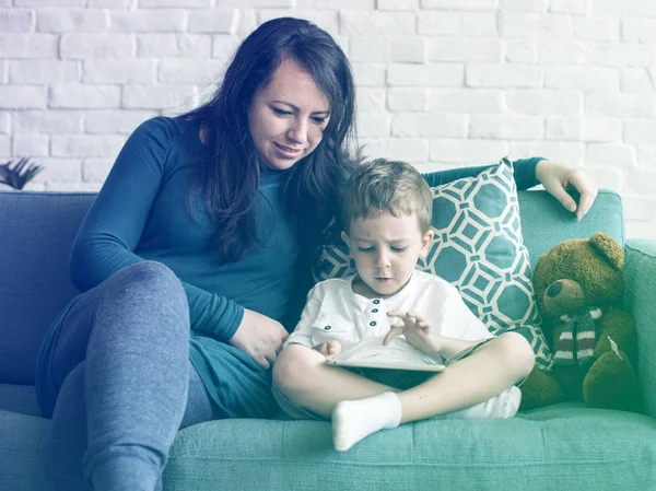 Mama i syn za pomocą tabletu — Zdjęcie stockowe