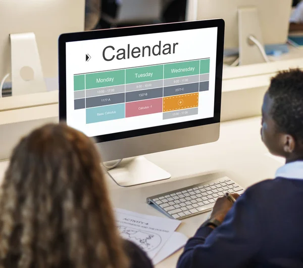 erkek ve kız monitör ekranına bakarak 