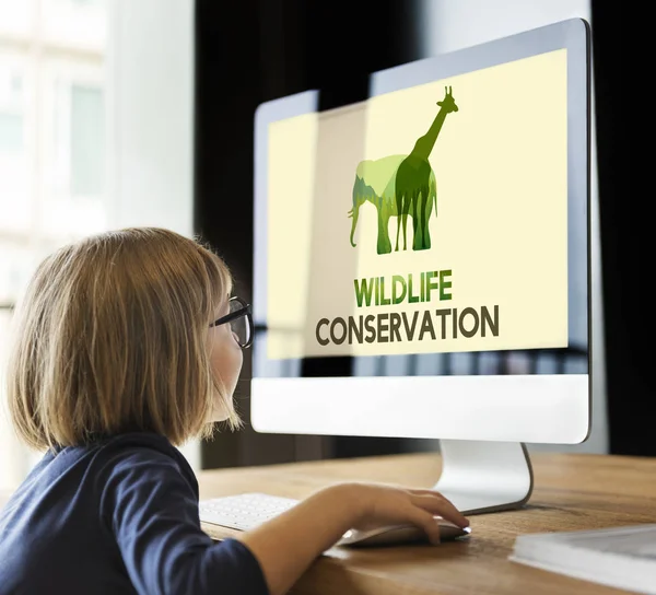 Little girl looking at monitor screen — Stock Photo, Image