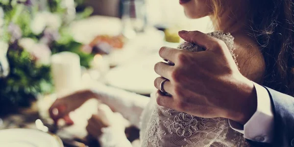 Menschen feiern Hochzeit am Tisch — Stockfoto