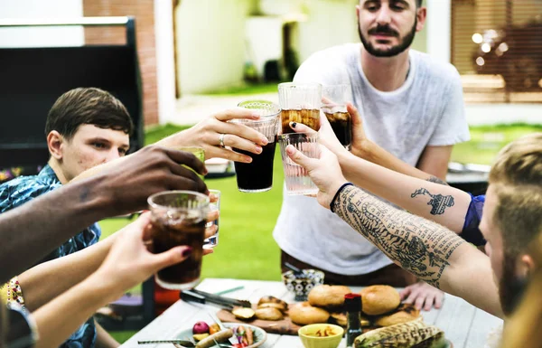 Amis profiter des boissons sur la fête — Photo