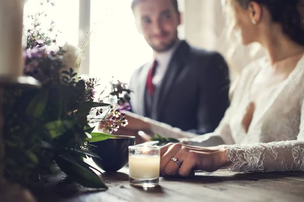Люди святкують весілля за столом — стокове фото