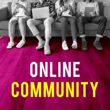 dijital cihazlar ile kanepede oturan öğrenciler