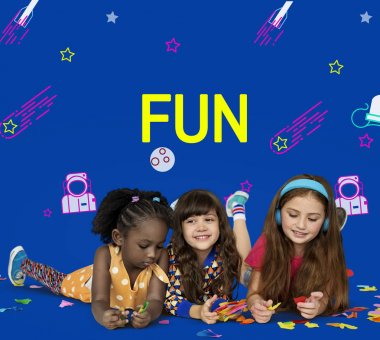 çok ırklı kızlar birlikte eğitim