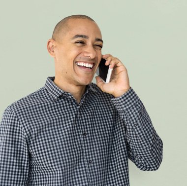 Cep telefonuyla konuşan adam.