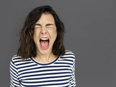 Stüdyoda poz veren güzel bir kadın.