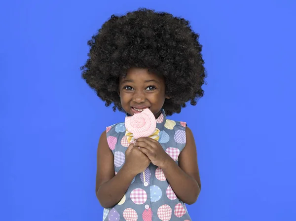 Afro-Amerikaanse meisje eten lollipop — Stockfoto