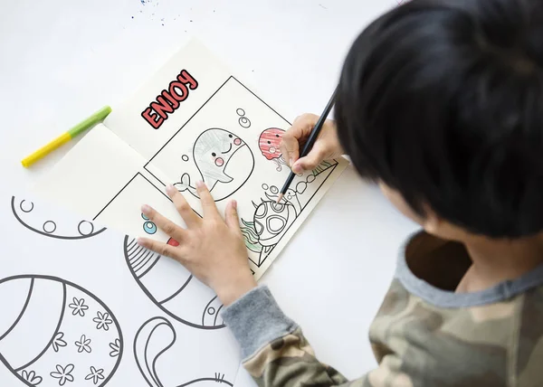 紙に書く少年 — ストック写真