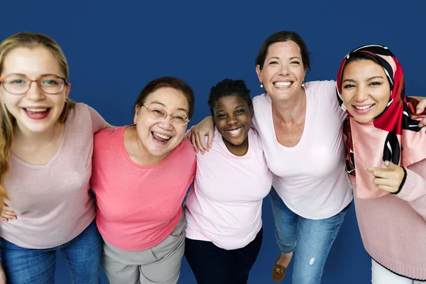 Frauen umarmen sich im Atelier — Stockfoto