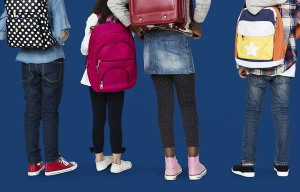 Crianças com mochilas em pé — Fotografia de Stock