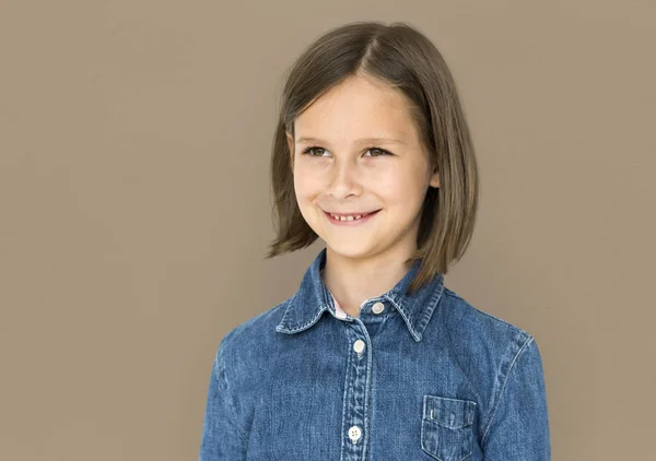 Το χαριτωμένο μικρό κορίτσι με κοντά μαλλιά — Φωτογραφία Αρχείου