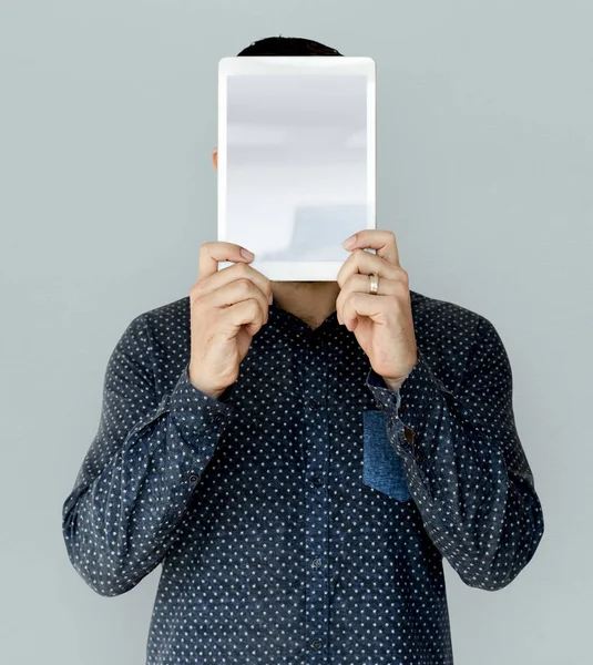 Homem segurando dispositivo digital — Fotografia de Stock