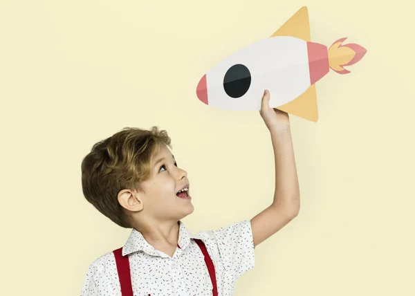 Niño sosteniendo cohete de papel — Foto de Stock