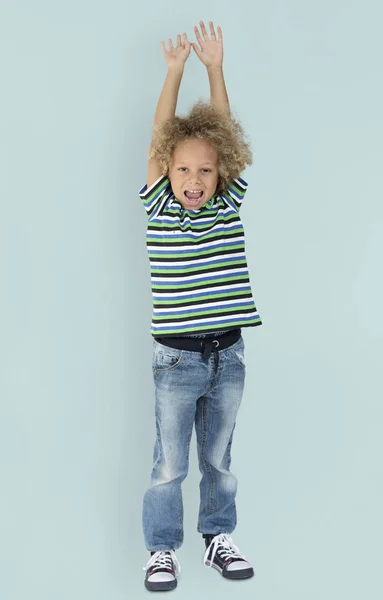 Malý chlapec s rukama nahoru — Stock fotografie