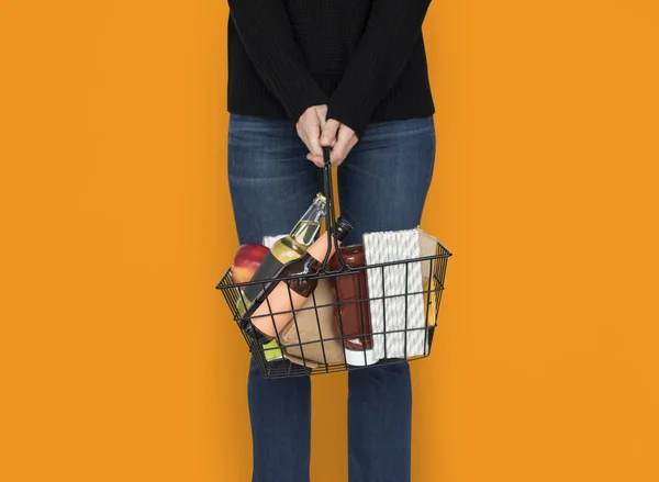 Osoba trzyma kosz na zakupy — Zdjęcie stockowe