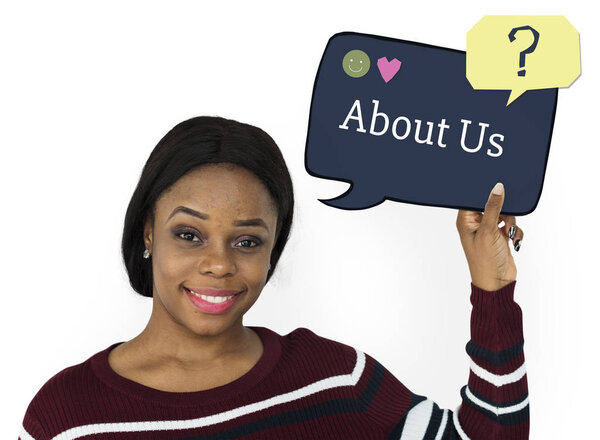 Женщина держит речевой пузырь
