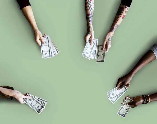 Χέρια που κρατούν τους λογαριασμούς δολαρίων — Φωτογραφία Αρχείου