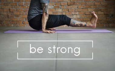 Yoga egzersiz egzersiz yapan erkek