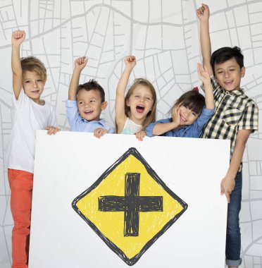 küçük çocuklar afişini holding