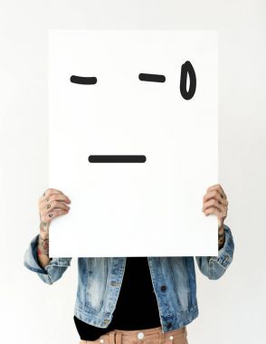 afişini tutan dövmeli kadın