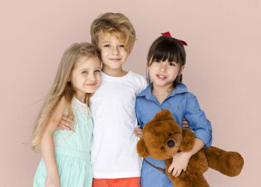 Çocuklar birlikte sarılma