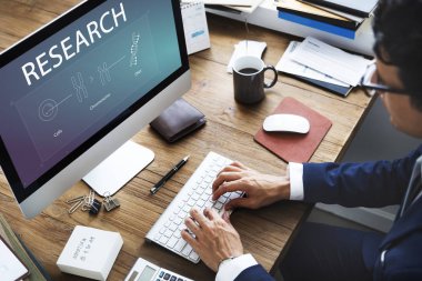 bilgisayarla çalışma iş adamı