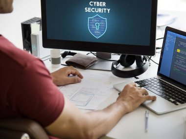 masada aynı bilgisayarı kullanan kişi