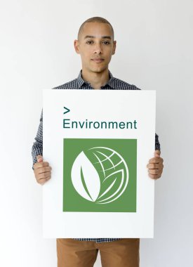 Kağıt afiş tutan adam