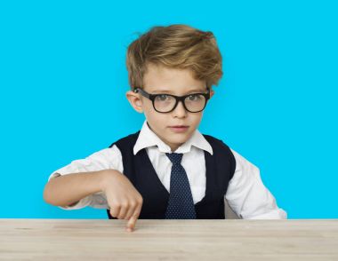  Çocuğu işaret parmakta tablo