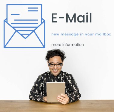 Dijital tablet kullanan adam  