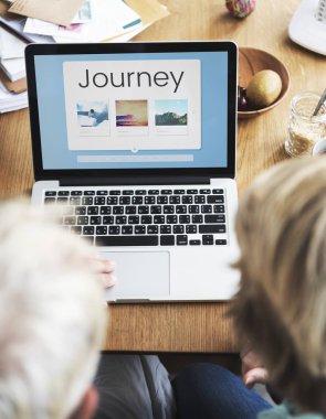 İşyeri masada dizüstü kullanarak çift