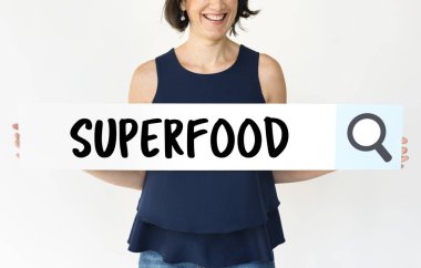 Arama çubuğu tutan kadın 