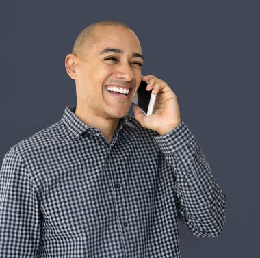 Cep telefonuyla konuşan adam.