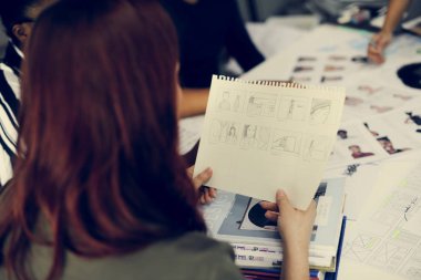 iş adamları fikirleri hakkında konuşmak