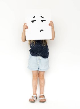 küçük çocuğu kapsayan yüz