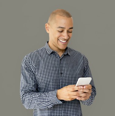 gülümseyen ve telefon kullanarak dostum