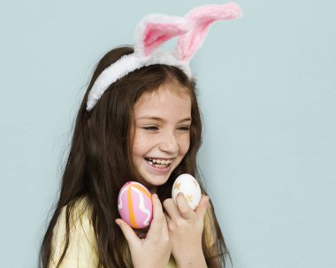 sevimli kız Paskalya yumurtaları holding