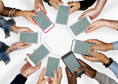 Cep telefonu kullanan insanlar 