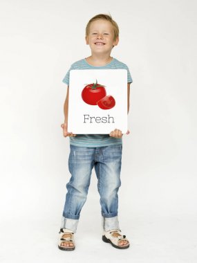 Kağıt afiş tutan çocuk