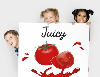 Çocuk afişini saklanıyor